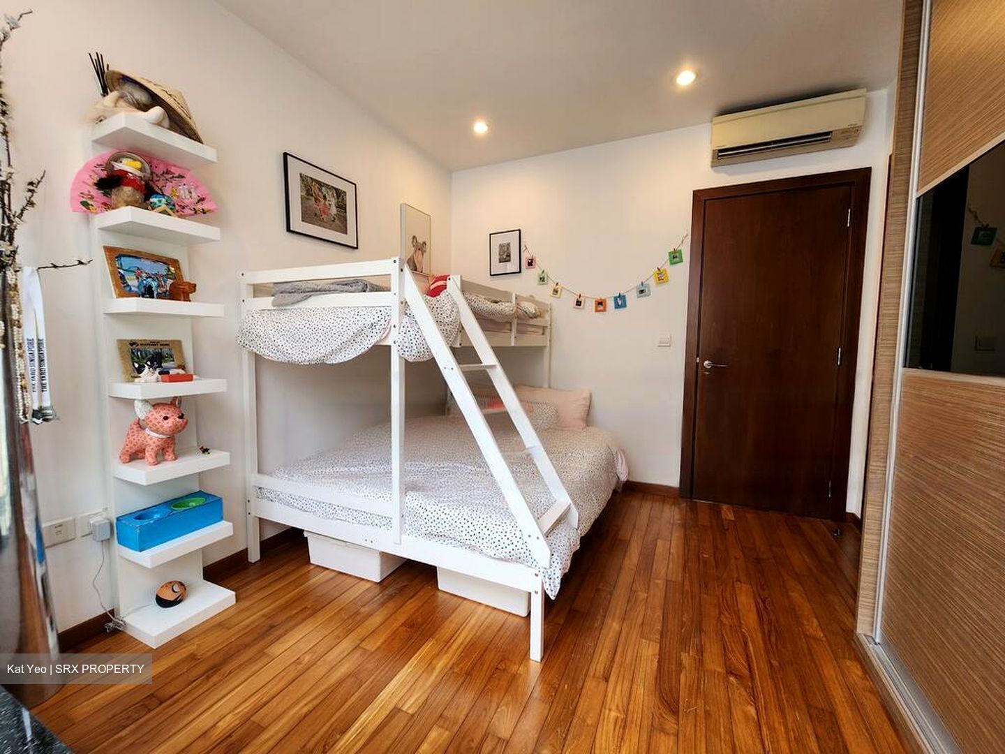 Holland Link (D10), Terrace #451619331